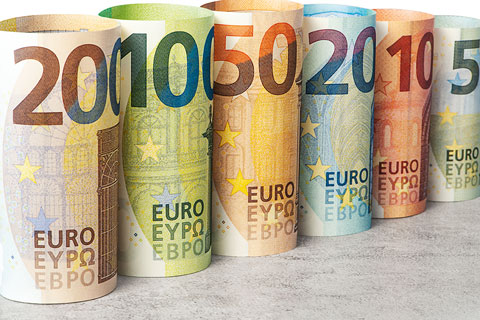 Euro-Geldscheine gerollt