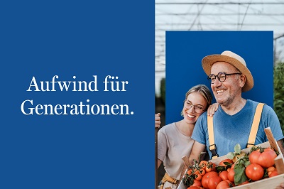 Ein Gärtner und seine Tochter stehen in einem Gewächshaus. Sie hat die Hand auf seiner Schulter. Er trägt eine Steige mit Gemüse.