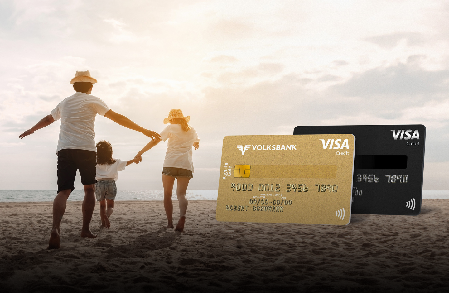 Eine Familie rennt fröhlich über einen Strand. Rechts daneben sind die PayLife Kreditkarten in Schwarz und Gold zu sehen.