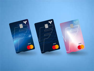 Drei Volksbank Debitkarten auf blauem Hintergrund.
