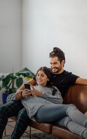 Ein Mann und eine Frau stehen in der Küche. Auf der Arbeitsfläche liegen viele Zutaten.